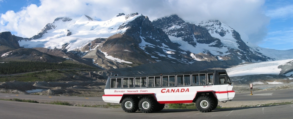 [#15_Glacier Bus in front of Athabasca.jpg]